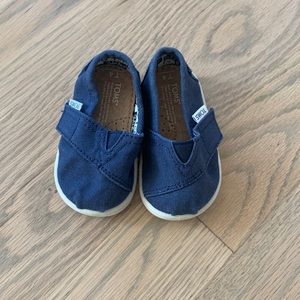 EUC TOMS baby toddler baby navy shoe, size 4